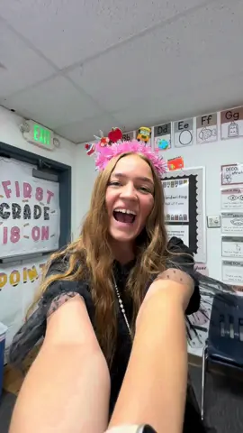 first day classroom clean up! ✏️📓🫶🏼✨ #asmr #teachersoftiktok #teachertok #teacherlife #teacheroutfit 