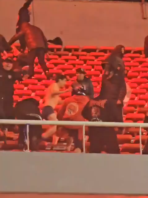 LOS GRAVES INCIDENTES EN LA POPULAR VISITANTE DEL LIBERTADORES DE AMÉRICA. El partido entre Independiente y Universidad de Chile fue suspendido.