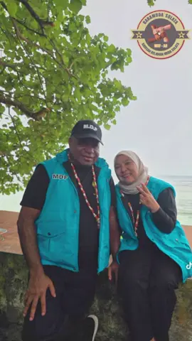 “Eva Fakhiri: Senyum Cinta di Jalan Demokrasi Papua” Dalam riuh rendah pesta demokrasi Papua, ada satu kisah yang tak kalah indah dari sorak-sorai kemenangan: kisah tentang kesetiaan seorang istri yang selalu berjalan seiring, tanpa pernah menampakkan lelah. Ibu Eva Fakhiri, bukan sekadar mendampingi, tetapi menjadi napas dari setiap langkah Bapak Matius D. Fakhiri. Dari lereng gunung hingga pesisir pantai, dari dusun terpencil hingga kota yang hiruk pikuk, senyum beliau tak pernah padam. Senyum itu bukan hanya tanda keramahan, melainkan juga doa yang hidup, penguat yang tak terucap di tengah perjalanan panjang. Seperti Ainun Habibie yang setia menemani Presiden B.J. Habibie, Papua pun memiliki kisah serupa—kisah tentang cinta yang bekerja dalam diam, menguatkan dalam teduh, dan hadir dalam setiap perjumpaan dengan rakyat. Kemesraan Bpk. MDF dan Ibu Eva Fakhiri bukan sekadar romantika, tetapi teladan bahwa cinta bisa menjadi energi politik yang paling murni: cinta yang menyapa, cinta yang merangkul, cinta yang mengikat hati rakyat Papua. Kini, kemenangan MARIYO bukan hanya milik seorang pemimpin, melainkan juga buah dari kesetiaan dan ketulusan seorang pendamping hidup yang telah memberi dirinya sepenuh hati. Sejarah Papua mencatat, bahwa di balik seorang gubernur terpilih, ada sosok perempuan yang dengan sabar menabur senyum di setiap jengkal tanah Papua. Dan begitulah, cinta yang tulus selalu menemukan jalannya menuju kemenangan. Selamat kepada Ibu Eva Fakhiri, yang bukan hanya menjadi penopang setia bagi sang gubernur, tetapi juga akan segera mengemban amanah sebagai Ketua PKK Provinsi Papua. Semoga langkah Ibu selalu diberkati untuk menabur kasih, membangun keluarga, dan menghadirkan kebahagiaan di seluruh tanah Papua. #gubpapua #psupapua #mariyo #jayapuratiktok #biak  @evamdfakhiri @putri doyo @MARI-YO @MARI - YO For Papua @SAHABAT MUDA MARI-YO ✌️ @Aryoko Rumaropen, SP, M.Eng. @fe @Salam sehat ✌️✌️ @Akal Sehat 