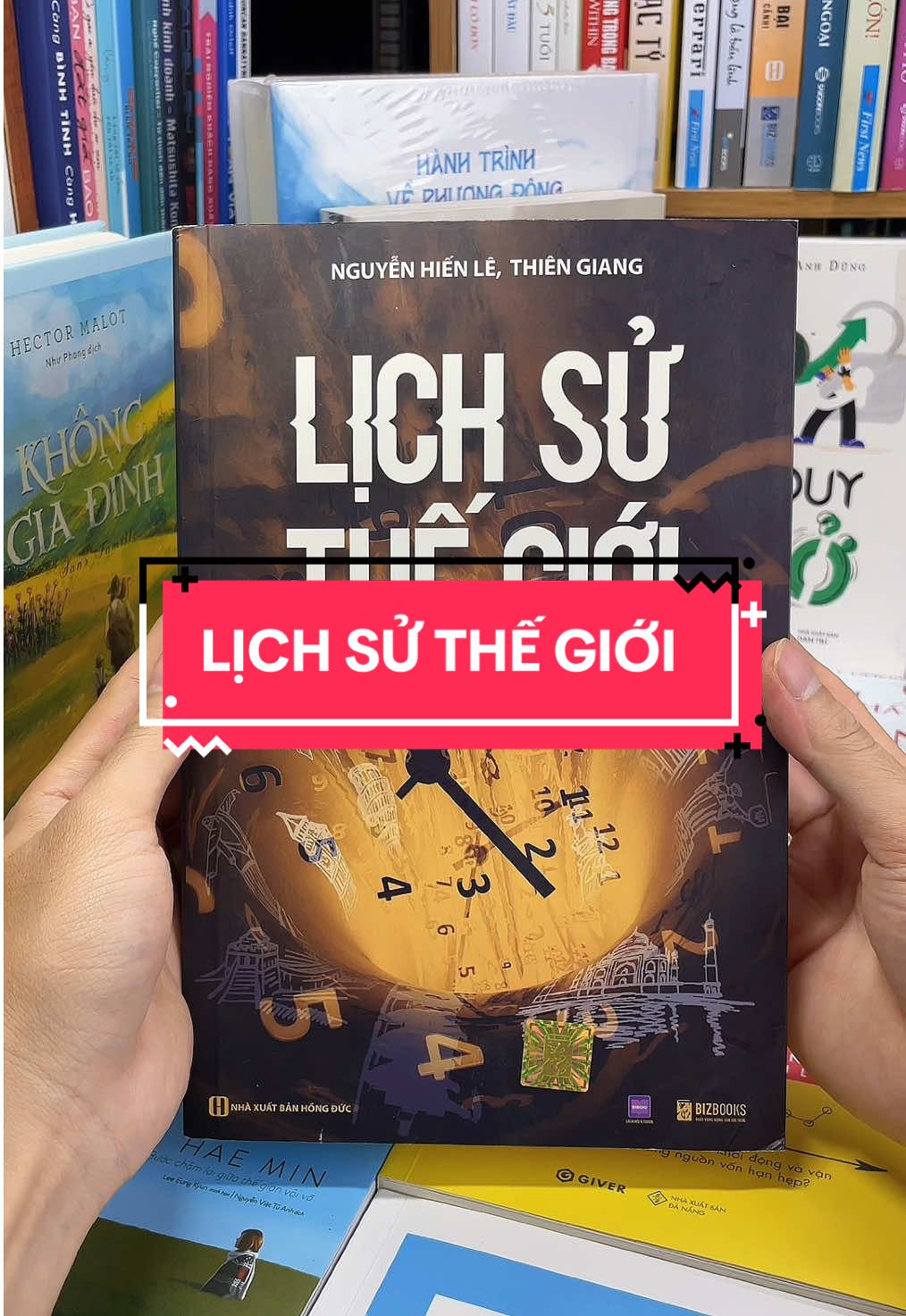 LỊCH SỬ THẾ GIỚI – HÀNH TRÌNH NGHÌN NĂM VĂN MINH TRONG MỘT CUỐN SÁCH Bạn có bao giờ tự hỏi: – Loài người đã đi từ hang đá đến siêu đô thị hiện đại như thế nào? – Vì sao có những đế chế hùng mạnh rồi lại sụp đổ? – Và những bước ngoặt nào đã thay đổi vận mệnh nhân loại? “Lịch Sử Thế Giới” chính là cuốn sách dẫn dắt bạn đi qua những nền văn minh rực rỡ, các cuộc cách mạng, chiến tranh, phát minh và cả những nhân vật vĩ đại đã viết nên câu chuyện chung của toàn nhân loại. Không khô khan như giáo trình, cuốn sách được trình bày mạch lạc, cuốn hút, giúp bạn nhìn lại quá khứ để hiểu hiện tại và dự đoán tương lai. Nếu bạn muốn mở rộng tầm nhìn, tích lũy kiến thức sâu rộng và sở hữu một “tấm bản đồ” dẫn đường cho tư duy, thì “Lịch Sử Thế Giới” là cuốn sách dành cho bạn.#tiemsachbinhyen #sach #sachhay #BookTok #lichsuthegioi 