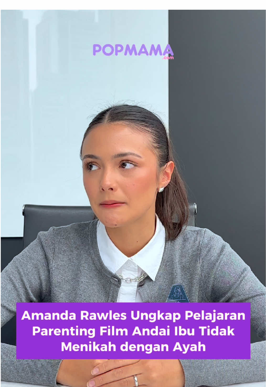 Sebagai orangtua, kadang kita terlalu fokus terhadap materi yang ingin kita berikan kepada anak sebagai bentuk kasih sayang. Padahal bentuk kasih sayang terhadap anak dan keluarga itu bukan hanya materi. Kehadiran orangtua seutuhnya dinantikan sekali oleh anak lho Ma, Pa🫶🥹 Sama seperti pesan yang ada di film  #popmama #millenialmama #andaiibutidakmenikahdenganayah 🫶