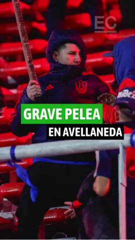 El partido entre #Independiente y Universidad de #Chile, jugado la noche del 20 de agosto de 2025 en #Avellaneda por la vuelta de los octavos de final de la #CopaSudamericana, fue suspendido debido a graves incidentes entre los simpatizantes de ambos equipos. 😮 La pelea se originó en una de las localidades del #EstadioLibertadoresdeAmérica. Se vivieron momentos dramáticos con algunos #hinchas que fueron desnudados, otros rodaron por las gradas, e incluso uno terminó #lanzándose al vacío para evitar ser atrapado. ☹️ Hasta las 22:21 (hora de Ecuador), no existía un reporte oficial sobre personas #heridas o #fallecidas, aunque medios de prensa mencionan que hay dos heridos de gravedad. 😩 Foto: EFE Videos: redes sociales