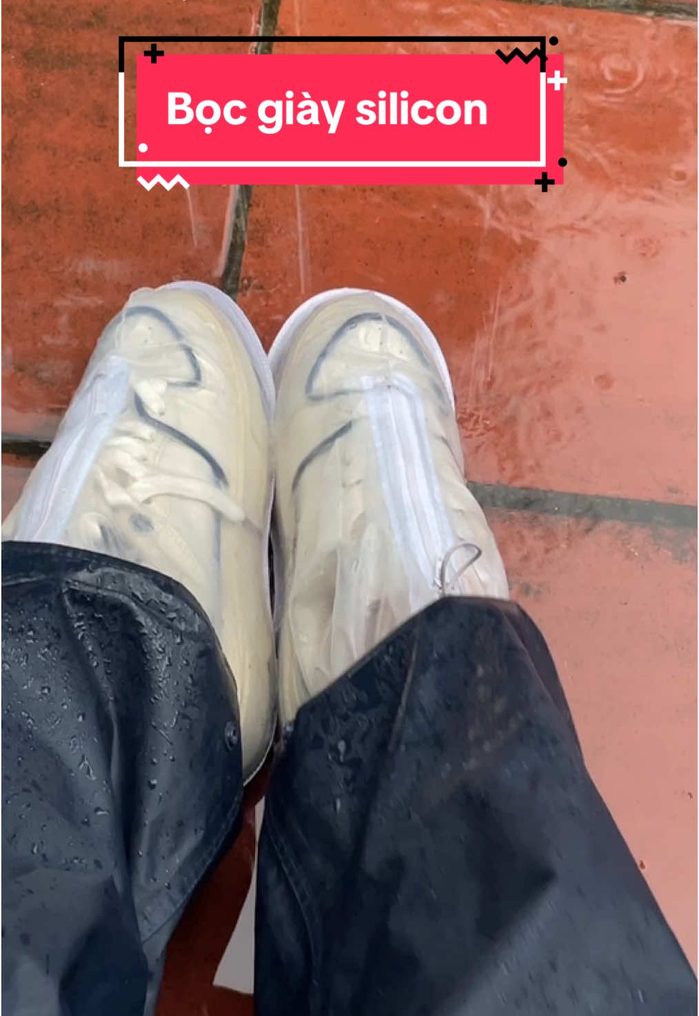 Ê hỏng không biết bao nhiêu đôi giày rồi , giờ biết đến em này quá là tiện luôn ##LearnOnTikTok #xh #viral #bocgiaychongnuoc #bocgiaydimua #bocgiaydimuasilicon #muamua 