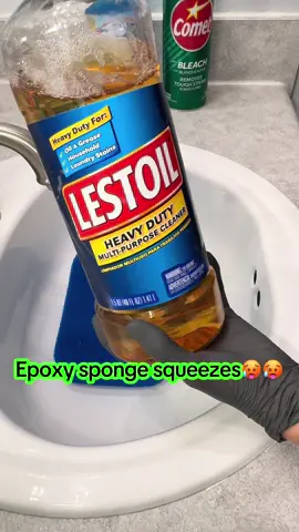 Just some late night epoxy sponge squeezes😍🥰 I FINALLY got my hands on some Lestoil and I’ll be honest, kind of hate the smell😂 that’s okay, it gives some good suds❤️❤️ #suds#asmr#CleanTok#spongesqueezing#satisfying 