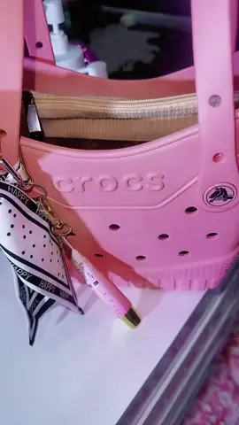 Tell me why I’m out here matching my Crocs slip-ons with a Crocs tote 👛💖 The pink set is everythinggg… snag it now before it’s gone ✨ #CrocsGirlEra #CrocsStyle #CrocsTote #MatchingVibes #PinkAesthetic 