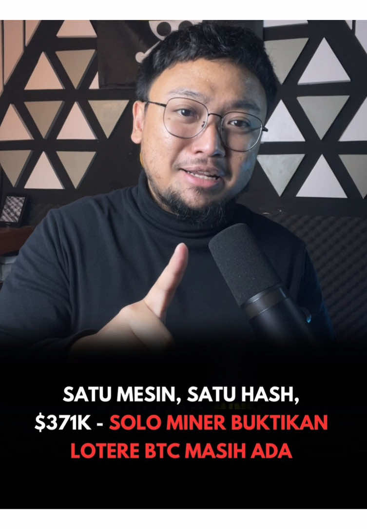 Seorang solo miner sukses menambang blok Bitcoin nomor 910,440 dan membawa pulang 3.125 BTC plus sekitar 0.012 BTC dari biaya transaksi - total nilai mencapai sekitar US$371,000 pada saat itu. Miner ini menggunakan layanan Solo CK pool untuk menambang, tanpa bergabung ke pool besar, sesuatu yang disebut hampir seperti memenangkan lotre kripto. Menurut CTO ASICKey, Samuel Li, peluang untuk seorang solo miner memecahkan blok hanya 1 banding 650.000 dengan kekuatan komputasi 1 petahash per detik (PH/s). Ini mempertegas bahwa keberhasilan ini bukan sekadar keberuntungan biasa. Sangat jarang namun bukan tidak mungkin - kasus ini menggarisbawahi bahwa meski industrial - scale miner mendominasi jaringan, pemilik rig efisien tetap memiliki peluang tipis untuk 