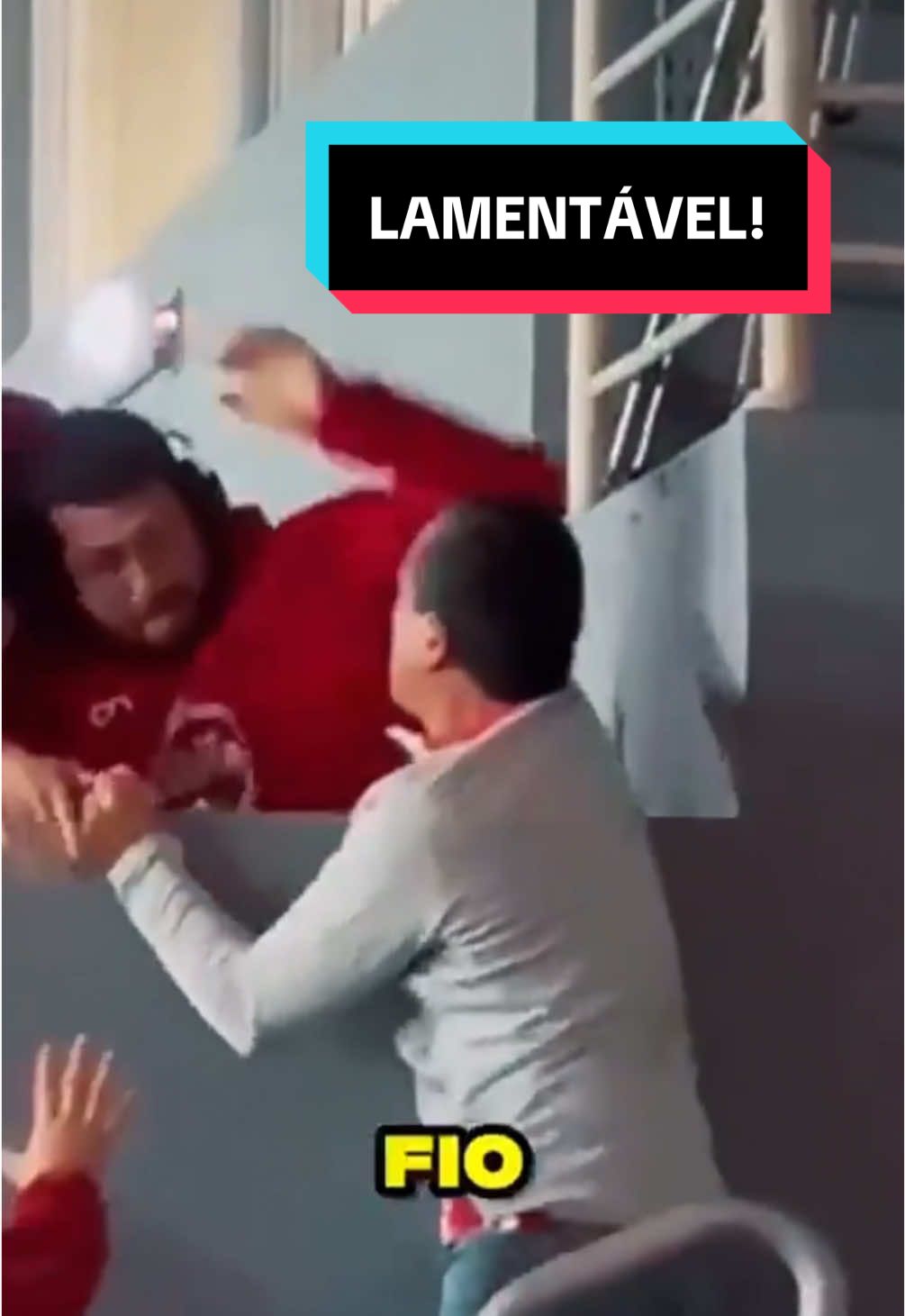 LAMENTÁVEL! Após nova derrota para o #Flamengo, torcedores do #SCInternacional destruíram equipamentos do Canal do Baldasso no Beira-Rio.