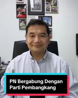 𝗣𝗡 𝗕𝗘𝗥𝗚𝗔𝗕𝗨𝗡𝗚 𝗗𝗘𝗡𝗚𝗔𝗡 𝗦𝗘𝗠𝗨𝗔 𝗣𝗔𝗥𝗧𝗜 𝗣𝗘𝗠𝗕𝗔𝗡𝗚𝗞𝗔𝗡𝗚 𝗬𝗔𝗡𝗚 𝗟𝗔𝗜𝗡 Minggu ini, Tan Sri Muhyiddin Yassin umum PN bergabung dengan 12 parti politik lain yang diluar kerajaan untuk membentuk satu platform bersama.  Perkara ini biasa berlaku.  Semasa pembangkang pun, Pakatan Harapan cuba untuk membina gabungan yang besar dan menyatukan semua pihak. Ia respons biasa dalam sepak terajang politik, yang selalunya digunakan oleh pembangkang. Adakah ia akan berjaya menggembleng sokongan rakyat untuk menang dalam PRU16?  Sukar untuk kita tentukan sekarang, terutamanya sebab sebahagian besar parti-parti yang bergabung itu, kecuali PAS, Bersatu dan Gerakan, tidak pernah bertapak di peringkat nasional.  Ia juga bergantung kepada prestasi Kerajaan Madani dan populariti Dato’ Seri Anwar Ibrahim sebagai Perdana Menteri. Jika beliau tidak berjaya menguruskan pelbagai kontroversi yang timbul saban hari dan tidak ada perubahan ketara dari pentadbiran beliau, jumlah pengundi yang mahu bertukar akan melebihi jumlah yang mahu mengekalkan kerajaan, maka kerajaan boleh bertukar tidak kira kecil mana pun parti-parti yang bergabung. Ujian sebenar kepada gabungan ini bukanlah untuk bersatu melawan Anwar Ibrahim. Ujian sebenar ialah jika mereka menang PRU16 dan membentuk kerajaan. Mereka perlu bersetuju dengan calon Perdana Menteri dan menteri-menteri. Juga untuk membahagikan jawatan dan lantikan penting sesama mereka. Kerana disebalik kesatuan yang ada sekarang, tidak banyak persamaan ideologi yang menyatukan perjuangan mereka. Mereka juga pernah menyerang sesama sendiri sebelum bersetuju untuk saling menunggang sekarang. Contoh yang baik ialah drama politik di antara Tun Mahathir, Tan Sri Muhyiddin, Bersatu dan PAS. Mereka berkawan, kemudian berlawan sehingga Tun Mahathir menubuhkan parti sendiri, kemudian berlawan lagi sebelum berkawan balik. Tan Sri Muhyiddin pernah panggil PAS sebagai parti ajaran sesat. PAS pernah memaki Tun Mahathir kerana dituduh menzalimi rakyat Kelantan. Malah, PAS pernah menjadikan Waythamurthy sebagai musuh utama menyalakan api perkauman semasa bantahan terhadap ICERD, tetapi kini Takiyuddin berada di sebelah Waythamurthy kerana saling menunggang untuk melawan Anwar. Kerajaan yang datang dari gabungan parti-parti yang tidak sehaluan akhirnya tidak berjaya membangunkan dasar baru untuk membantu rakyat kerana setiap cadangan dibantah parti yang lain.  Akhirnya, kerajaan itu meneruskan “business as usual”, asalkan pemimpin parti-parti dalam gabungan dapat habuan masing-masing. Begitulah resam politik di Malaysia kebelakangan ini dan saya bercakap dari pengalaman sendiri. #rafiziramli #PN #pembangkang #politikmalaysia #PAS 