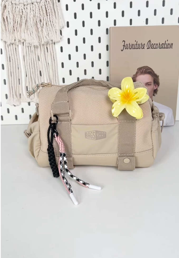 Bawa tas besar saat berolahraga bikin capek sampai malas bergerak? Coba ini, ringan banget kayak gak bawa apa-apa 🏃 #bagsmart #bagsmartid #minibag #gymbag #tasmini 