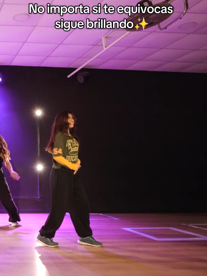 🧠: @DUCOS  Aprendí que no siempre las cosas salen perfectas pero el esfuerzo, la energía y la confianza que se siente cuando bailamos es única y especial.  Aprendí que hay que disfrutar cada clase como si fuera la última.  Equivocarse es parte del proceso, hay que disfrutar y divertirnos,antes me exigía mucho, me sentía mal cuando no me salía un paso o desaprobación cuando me equivocaba pero aprendí que todo sale a su tiempo, hay que ver y aprender de los bailarines que ya pasaron por todo ese esfuerzo y nos quieren trasmitir ese amor por la danza.  Antes cuando me equivocaba me quedaba parada, no podía seguir bailando pero ahora puedo decir que después de eso aprendí a seguir bailando con más energía. Muchas gracias por esta clase❤‍🩹 #baile #fyp #pasion #danza 