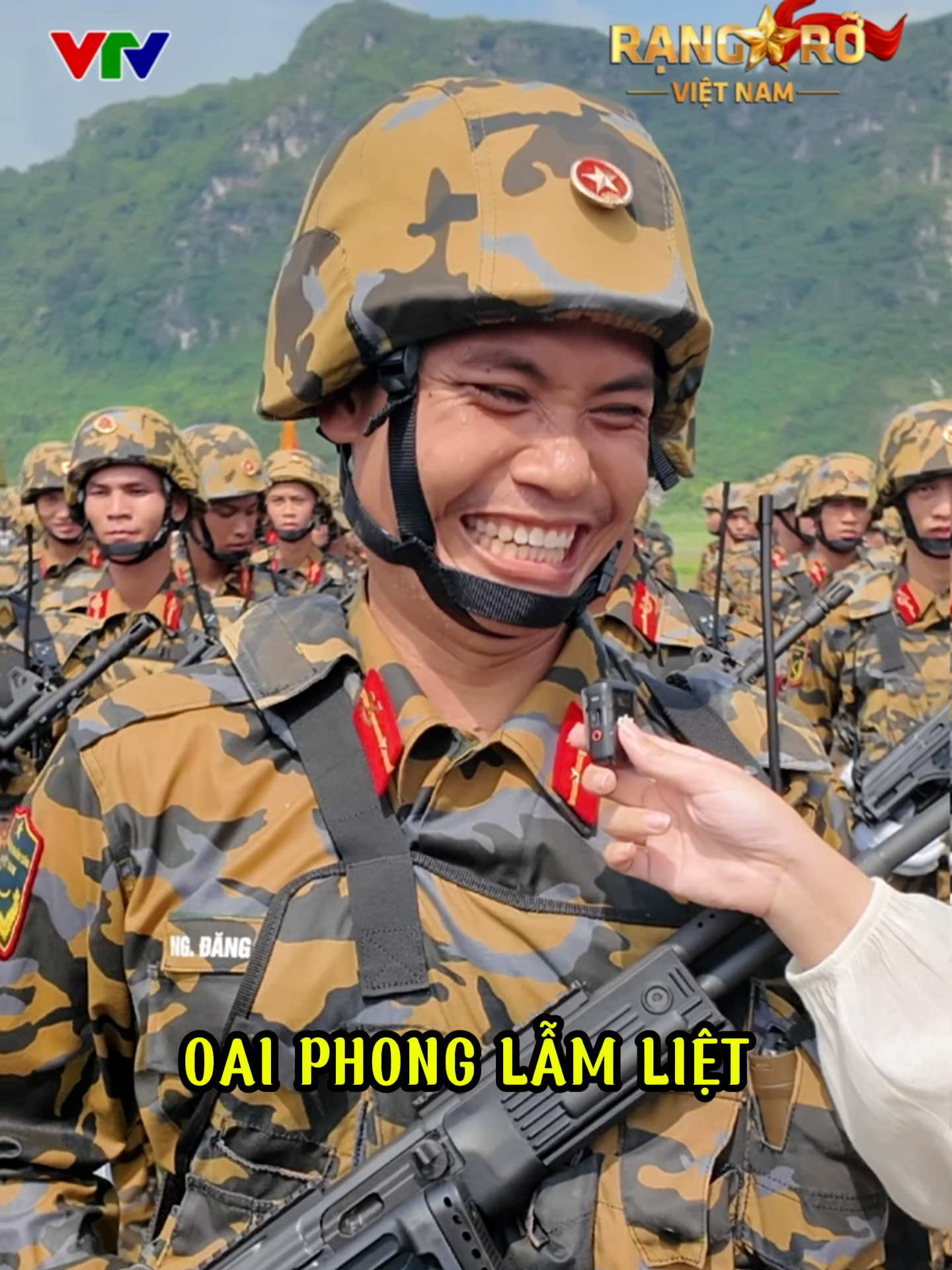 Lần đầu tiên khoác lên mình bộ quân phục mới, các chiến sĩ khối Công binh phải thốt lên “Oai phong, lẫm liệt!”.  #A80 #RangRoVietNam #VTV #CongBinh