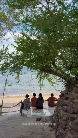 mấy cô ở Hòn Yến, ai dám nói là không biết chill. Cái chỗ mấy cô ngồi trên một con dốc nhỏ nhìn thẳng xuống bờ kè với biển xanh ngắt trước mặt, dưới bống cây mấy cơn gió mát rượi liên tục phả vào người, ánh nhìn mấy cô dõi theo mấy đứa cháu đang tung tăng bơi lội phía dưới. Thử hỏi, mấy cô không chill thì ai chill #phuyen #honyen #chualanh 