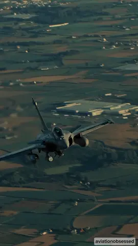 Dassault Rafale adalah pesawat tempur multirole generasi 4.5 buatan perusahaan kedirgantaraan Prancis, Dassault Aviation. Pesawat ini dirancang untuk dapat menjalankan berbagai misi sekaligus, sehingga disebut sebagai “omnirole fighter”. Karakteristik Utama: Peran: Pesawat tempur multirole (serangan udara-ke-udara, udara-ke-darat, pengintaian, dan nuklir). Negara asal: Prancis. Produsen: Dassault Aviation. Pertama terbang: 4 Juli 1986. Mulai operasional: 2001 (Angkatan Laut Prancis), 2006 (Angkatan Udara Prancis). Varian: 1. Rafale C – Versi kursi tunggal untuk Angkatan Udara. 2. Rafale B – Versi kursi ganda (latih/tempur) untuk Angkatan Udara. 3. Rafale M – Versi khusus untuk Angkatan Laut, bisa lepas landas dari kapal induk. Spesifikasi Teknis (Rafale C, perkiraan): Panjang: 15,3 m Bentang sayap: 10,9 m Mesin: 2 × Snecma M88-2 turbofan dengan afterburner. Kecepatan maksimum: Mach 1.8 (sekitar 1.912 km/jam). Jarak jelajah: ±3.700 km (dengan tangki tambahan). Persenjataan: Meriam internal GIAT 30mm. Rudal udara-ke-udara (MICA, Meteor). Rudal udara-ke-permukaan (SCALP-EG, Exocet). Bom pintar (AASM, laser-guided). Bisa bawa senjata nuklir taktis ASMP-A. Total 14 hardpoints (13 untuk Rafale M). Kelebihan: Dilengkapi radar AESA RBE2-AA yang canggih. Teknologi stealth (low observability) meskipun bukan pesawat stealth penuh. Sistem avionik mutakhir, termasuk SPECTRA electronic warfare system. Mampu supercruise (terbang supersonik tanpa afterburner dalam kondisi tertentu). Bisa beroperasi di darat maupun kapal induk. Pengguna: Prancis (Armée de l’Air et de l’Espace, Marine Nationale). Diekspor ke beberapa negara, seperti India, Mesir, Qatar, Yunani, Kroasia, dan Uni Emirat Arab. #CapCut #serunya17an🇮🇩 #military #militaryedit #aviation #fyp #world #viral #dassault #rafale 