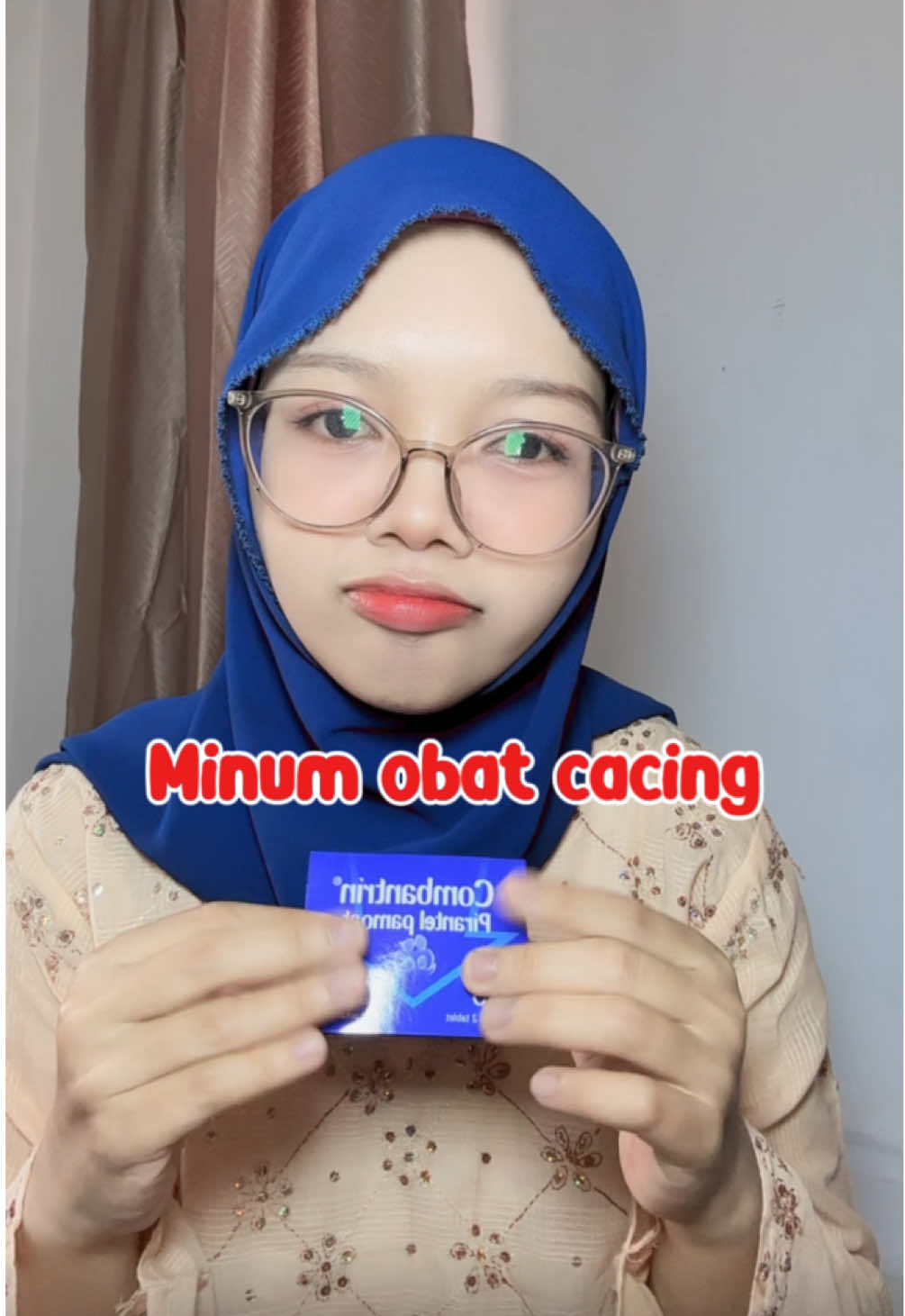 Takut bgtt keluarnya utuh😭😭🦶🏻🦶🏻 25th kayaknya ga perna minum ini😭😭😭👋🏻👋🏻 #cacingan #obatcacing #combantrin 
