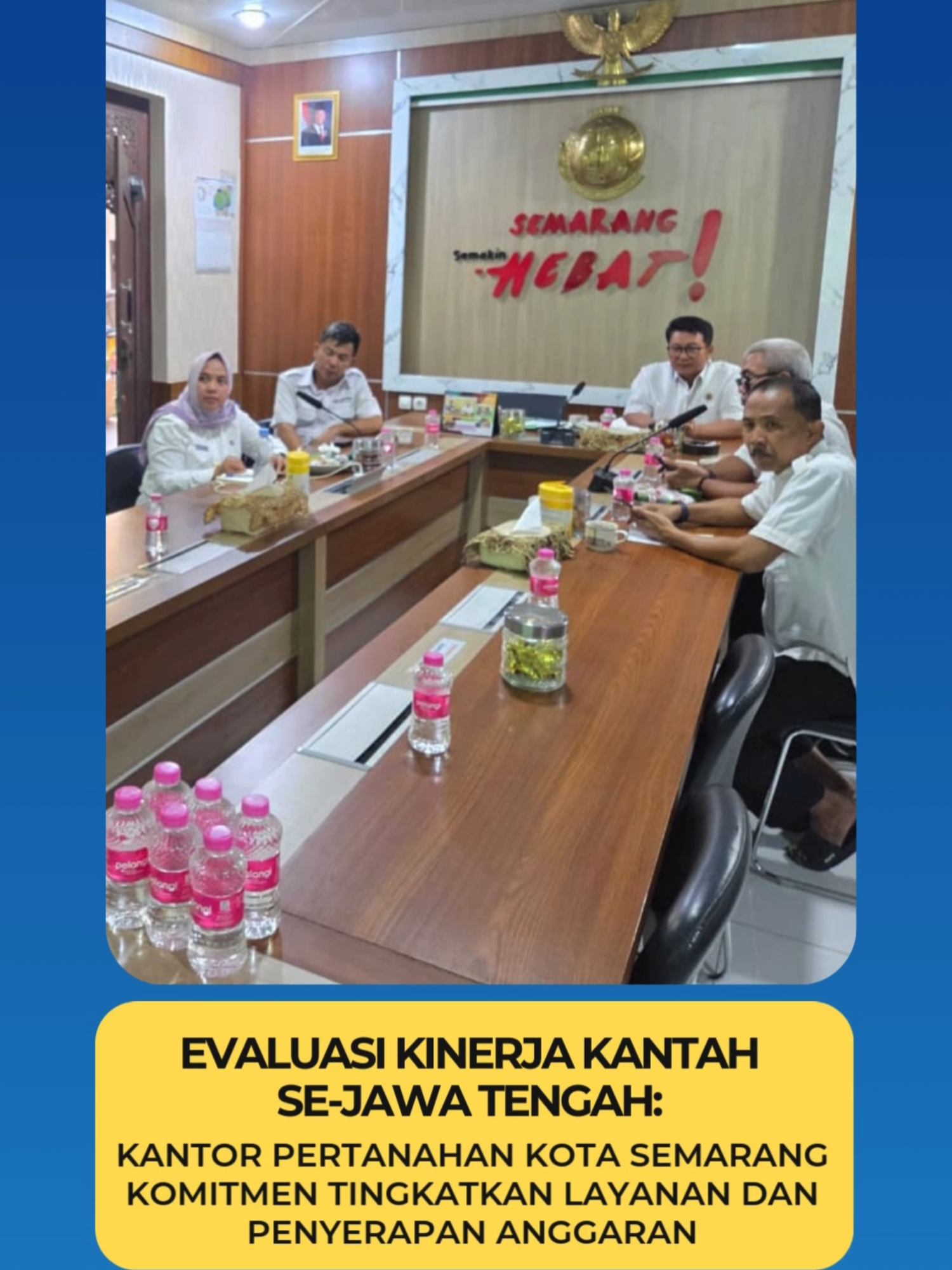 Semarang – Kantor Pertanahan Kota Semarang mengikuti kegiatan Evaluasi Kinerja Kantor Pertanahan se-Jawa Tengah yang digelar secara daring oleh Kantor Wilayah BPN Provinsi Jawa Tengah, Rabu (20/08/2025). Kegiatan ini dipimpin langsung oleh Kepala Kantor Wilayah BPN Provinsi Jawa Tengah, Lampri, A.Ptnh., S.H., M.H. Turut hadir perwakilan dari Kantor Pertanahan Kota Semarang, Kepala Kantor, Rudi Prihantoro, A.Ptnh., M.M., M.H., QRMP., bersama seluruh pejabat pengawas yang mengikuti evaluasi tersebut di ruang rapat Kantah Kota Semarang. Dalam kegiatan ini, sejumlah isu strategis menjadi fokus pembahasan, antara lain upaya memaksimalkan penyerapan anggaran, percepatan program Pendaftaran Tanah Sistematis Lengkap (PTSL), identifikasi tanah terlantar, dan pelaksanaan Reforma Agraria. Selain itu, juga dibahas percepatan pensertipikatan tanah wakaf sebagai upaya penyelamatan aset, percepatan deklarasi Kabupaten/Kota Lengkap, serta penyelesaian pemetaan bidang tanah berkategori KW 4, 5, dan 6. Tidak hanya itu, evaluasi juga menekankan pentingnya percepatan layanan prioritas termasuk penyelesaian tunggakan, implementasi Sistem Tracking Komunikasi (STRAKOM), redistribusi tanah, konsolidasi tanah, hingga pengadaan tanah. Poin terakhir yang ditekankan adalah pembangunan zona integritas sebagai fondasi terciptanya pelayanan publik yang bersih, transparan, dan berintegritas tinggi. Melalui evaluasi ini, Kantor Pertanahan Kota Semarang menegaskan kesiapannya mendukung penuh arah kebijakan Kementerian ATR/BPN dalam mewujudkan pelayanan pertanahan yang profesional, transparan, dan akuntabel demi kepentingan masyarakat. #KantahKotaSemarang #PelayananPertanahan #ATRBPN #KantorPertanahanKotaSemarang #KementerianATRBPN #IndonesiaLengkap #ATRBPNKiniLebihBaik #ATRBPNMajudanModern #MelayaniProfesionalTerpercaya #ZonaIntegritas #KantahKotaSemarang #HumasKantahKotaSemarang #SemarangHebat 📌 Info lebih lanjut dan layanan pengaduan: 🌐 https://kot-semarang.atrbpn.go.id 📲 WhatsApp Pengaduan: 0811-1068-0000 📢 Ikuti info dan update kami di media sosial: 📷 Instagram: @kantahkotasemarang 🎥 YouTube: Kantor Pertanahan Kota Semarang 🎵 TikTok: @kantahkotasemarang1 🟦 Facebook: Kantor Pertanahan Kota Semarang 🐦 X (Twitter): @kantahkotasmg 📄 PPID: ppid.atrbpn.go.id/kantor/pertanahan/kota-semarang