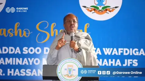 📍 Dhuusamareeb — Somali President Hassan Sheikh Mohamud launched a sharp verbal attack on the opposition, calling them politicians “shouting in the streets” and obsessed with him. He insisted he will not back down from his controversial election plan. Hassan Sheikh has been in Dhuusamareeb, the capital of Galmudug, in recent days. Notably, when he was in opposition, Hassan Sheikh was among the loudest critics of former President Mohamed Abdullahi Farmaajo — even threatening that Farmaajo would be forced out of Villa Somalia if he refused to step down at the end of his term. #Somalia #politics #viral  � دوسمريب — شنّ الرئيس الصومالي حسن شيخ محمود هجوماً لفظياً حاداً على المعارضة، واصفاً إياهم بأنهم “سياسيون يصرخون في الشوارع” ومهووسون به، مؤكداً أنه لن يتراجع عن خطته الانتخابية المثيرة للجدل. وخلال الأيام الماضية، كان حسن شيخ في مدينة دوسمريب عاصمة ولاية غلمدغ. اللافت أن حسن شيخ، عندما كان في صفوف المعارضة، كان من أشد المنتقدين للرئيس السابق محمد عبد الله فرماجو، حتى أنه هدّد مراراً بإخراجه من فيلا صوماليا بالقوة إذا لم يقبل بانتهاء ولايته الدستورية. #الصومال #سياسة 