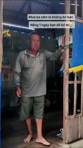 Mưa ba năm ta không bỏ bạn,nắng 1 ngày bạn đã bỏ ta😢 Đây là toàn bộ câu chuyện về việc 1 người đàn ông chạy vạy khắp xóm vay mượn tiền để mua dc 2 con gà về Đãi vợ ăn mừng vì sau 29 năm thất lạc đã tìm đc gia đình.  Người phụ nữ ấy 29 năm trước đã phải bỏ trốn chồng con vì người ck v.phu b.hanh, lúc đó cô đã gặp dc chú BA MINH ( người đàn ông b.tật, hiền lành và giàu tình thương) để nương tựa vào nhau tới ngày hôm nay...  Nhưng chưa kịp ăn con gà chú mua cô đã trọn về với gia đình cũ với người ck t.bạo kia..  Để lại chú BA Minh trong đauthươg hụt hẫng.... Nguồn: phong bụi P/s: Con chúc chú thật nhiều sức khỏe, mau bình tâm ổn định lại cuộc sống, dù rằng rất khó ... sau 29 năm tất cả...💔