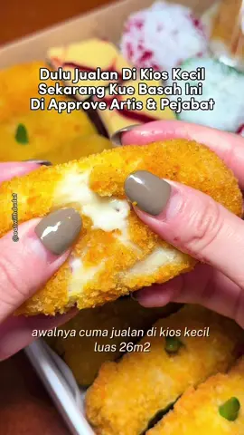 KUE BASAH INI UDAH DI APPROVE ARTIS & PEJABAT‼️ - Nih kue basah udah di approve artis & pejabat harganya mulai dari 7.000 rupiah! Bisa di order dadakan cocok deh buat acara kantor (meeting), lamaran, dll  Udah HALAL ✅ - 📍@takethepastry  #kuetampah #kuetampahjakarta #kuebasah #kuebasahjakarta #kuejakarta #takethepastry #kuekemayoran #risolmayo #risolmayojakarta #risoljakarta #jajananpasar #jajananpasarjakarta #snackjakarta #cakejakarta #cemilanjakarta #kue #kulinerjakarta #kulinerjabodetabek #kulinerviral 