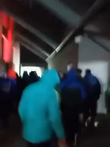 CON CUCHILLOS: así esperaron los hinchas de Universidad de Chile a los de Independiente, debajo de la tribuna visitante del Libertadores de América.