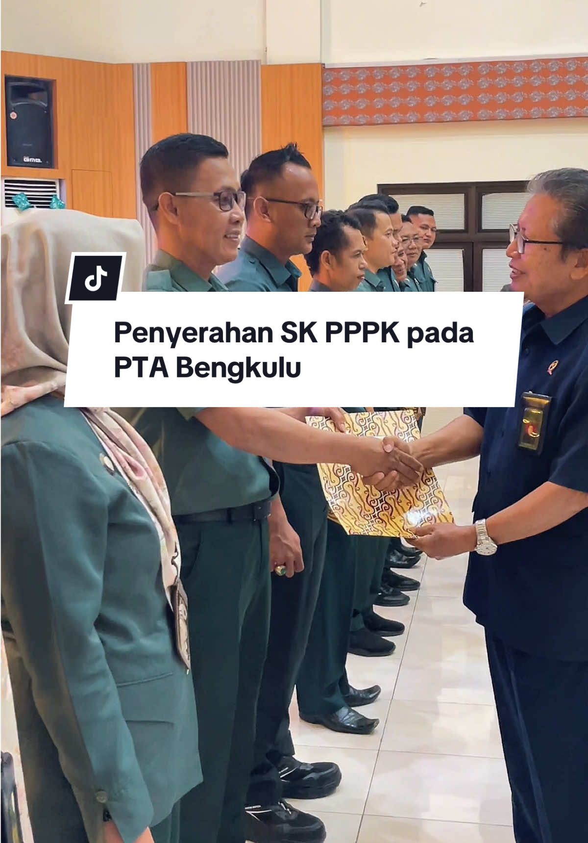 🗓️ Rabu, 20 Agustus 2025 Ketua Pengadilan Tinggi Agama Bengkulu menyerahkan Surat Keputusan (SK) kepada Pegawai Pemerintah dengan Perjanjian Kerja (PPPK) di lingkungan PTA Bengkulu. Selamat kepada penerima SK, semoga amanah ini dapat dijalankan dengan penuh tanggung jawab, dedikasi, dan integritas dalam memberikan pelayanan terbaik bagi masyarakat. #ditjenbadilag  #humasmahkamahagung 