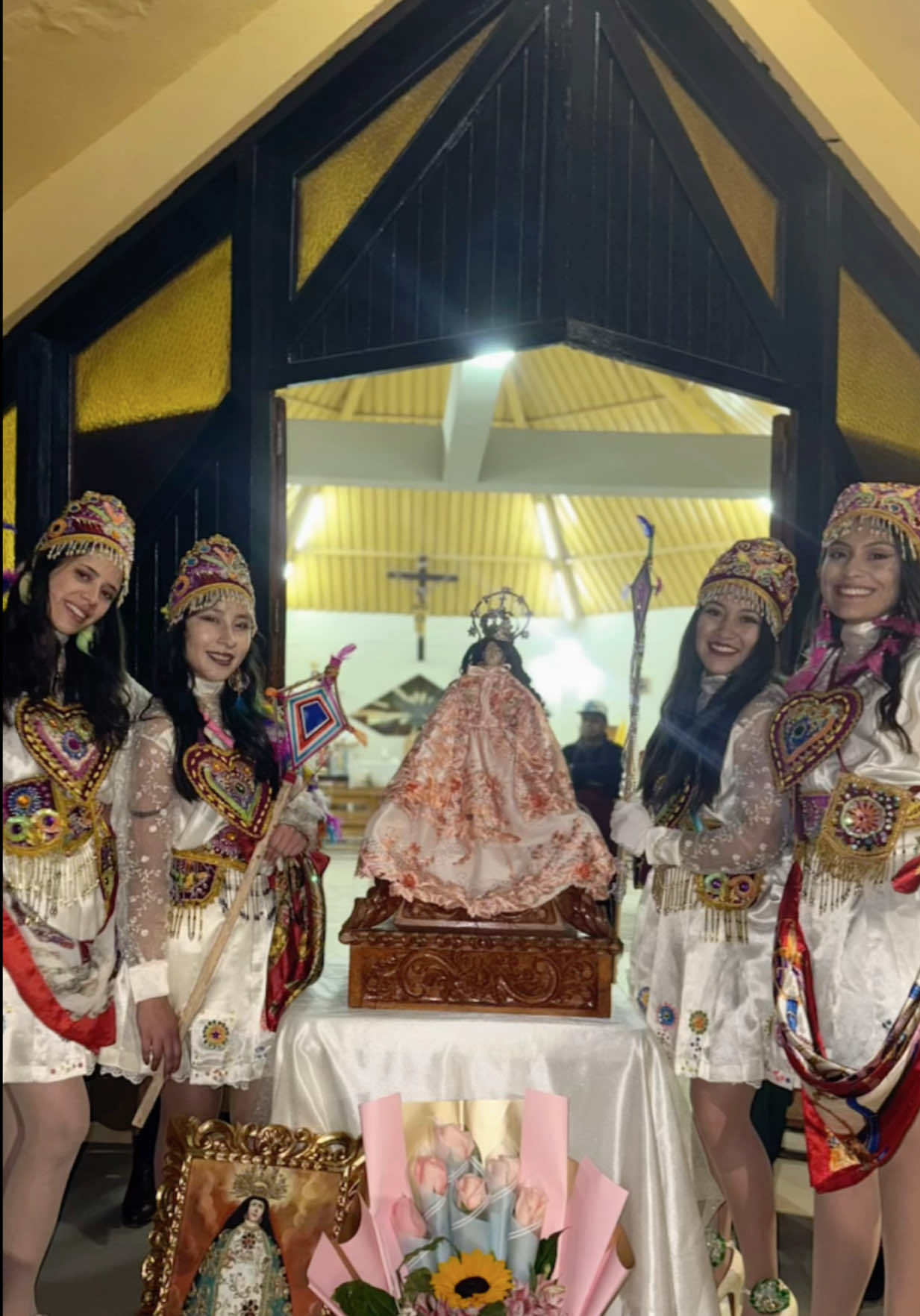 ✨ Chunchachas – La fuerza femenina de los Andes ✨ En Papich’as Show – Hora Loca Andina llevamos al escenario la alegría, la energía y el encanto de las Chunchachas, una danza tradicional cusqueña que transmite unión, belleza y el espíritu festivo de nuestros pueblos. 💃 Con trajes coloridos, pasos llenos de vitalidad y un ritmo contagioso, nuestras bailarinas llenan de vida cada presentación, haciendo que el público se sienta parte de la celebración. 🎶 La danza Chunchachas es más que un baile, es cultura, tradición y orgullo andino que compartimos en cada evento. 👉 Contrata nuestro show y vive la experiencia única de la danza andina que hace vibrar corazones. 📲 944-257-622  Papich’as Show – Hora Loca Andina . . . . #chunchachas #papichasshow #guapas #virgenasunta #tradicion 