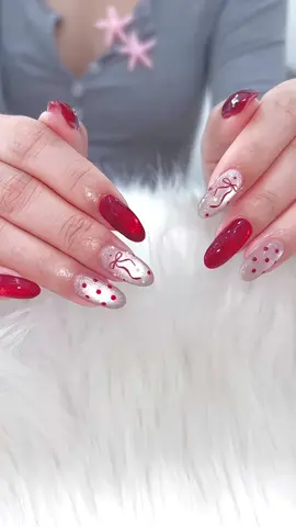 Quyến rũ và dễ thương trong cùng một khung hình! ♥️ 🍒💋🍷🍓 🌹  #tiemnailnhatrang #rosienailroom #nailxinhnhatrang #redcateyesnails #nhatrangcitynails 