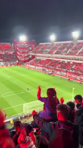 Habían bebés,niños y adultos mayores!  Esto nunca lo olvidaremos. Independiente a la mesa! Comenzó su casería. #udechile #lDA #bullangueros #azules💙 #buenosaires 