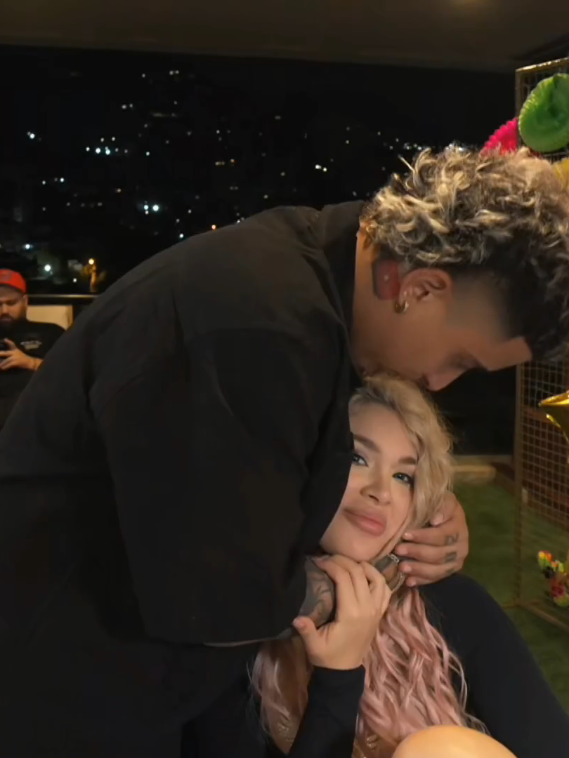 STIVEN  BESA  A MARIA  JULISSAA #mrstiven #mrstiventc1977 #mariajulissa #amor #guerrillatc