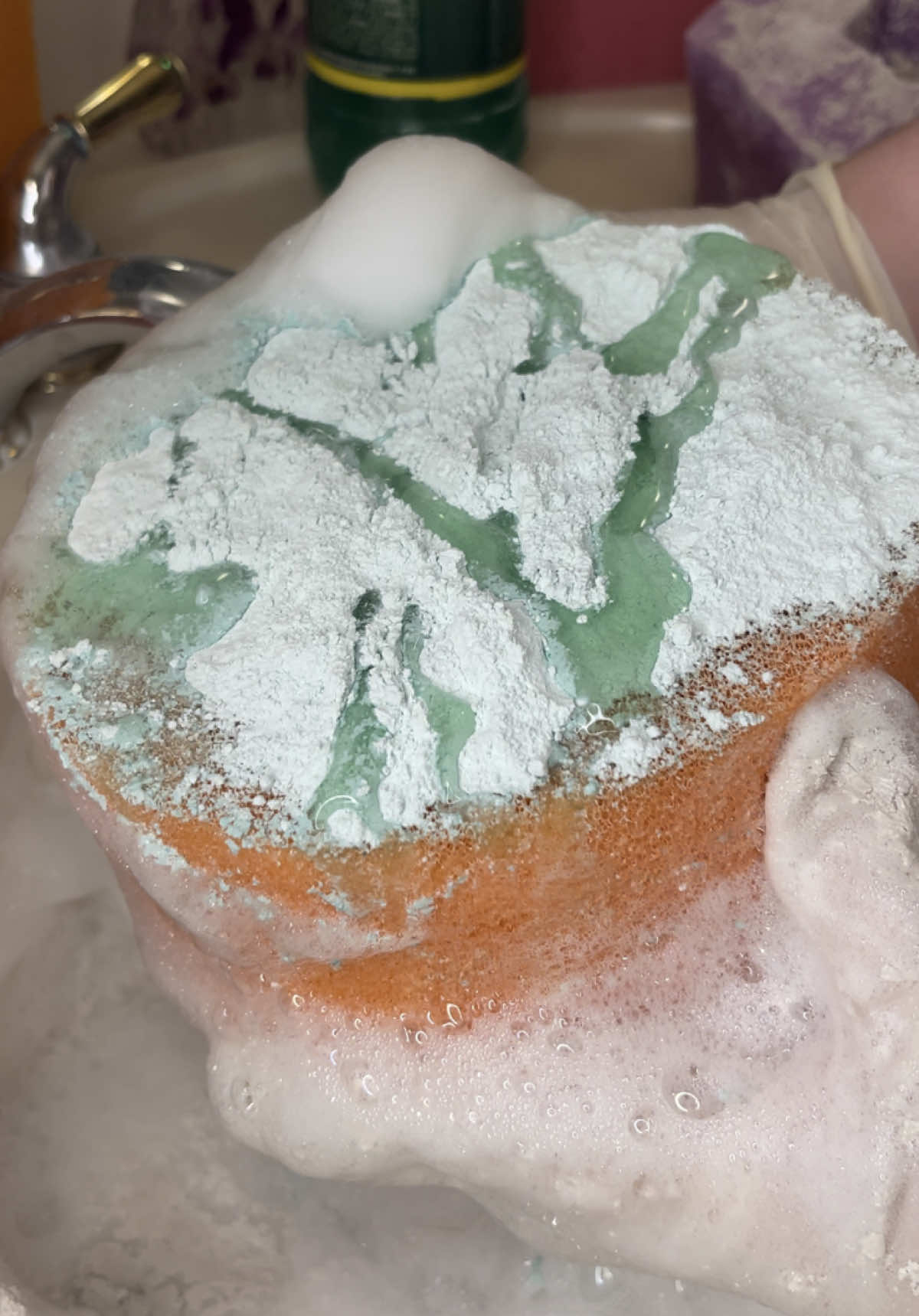 dangggg it feels good to be home😍 and with two new sponges by the amazing @SoapySunShine  i need more powder ASAP these are so good for #powderbombs  absolutely loved this smell, pine pinalen, lemon and og comet, lime ds #spongetok #sudsysqueezes #spongesqueezing #satisfyingasmr 