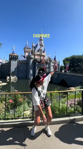 And my adult knees too…#disneyland #camprock #disneyknees #disneyootd 