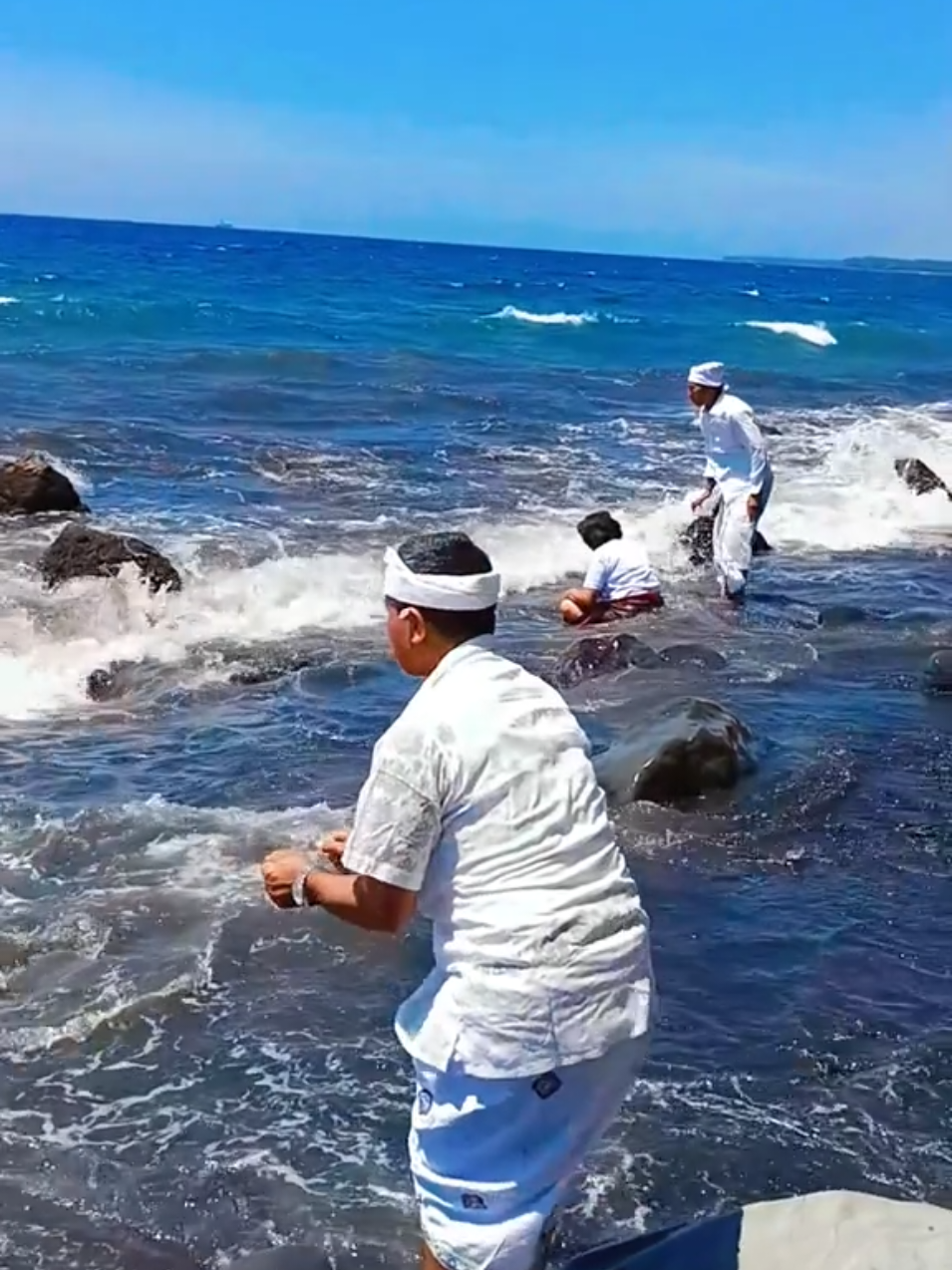 MELUKAT, MOHON WARANUGRAHA DI PURA PONJOK BATU, TEJAKULA, BULELENG #puraponjokbatu #melukat #buleleng #nusabali 