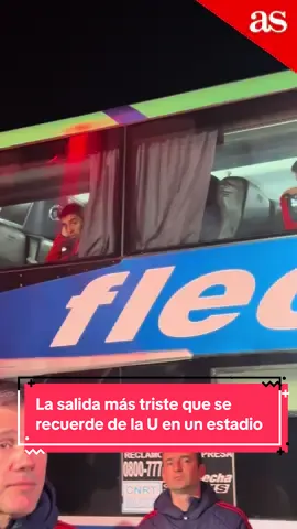 😢 La salida más triste que se recuerde de la U… Hace algunos instantes, el plantel y la directiva de los azules recién pudieron abandonar el Estadio de Independiente. Los jugadores se retiraron muy afectados rumbo al hotel de concentración. #udechile #independiente #chile #argentina