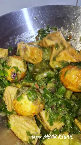 dapur MBAK KIWUL  sambel ijo telur  bahan bahan  telur  tahu  pare  kentang  di goreng  semua terlebih dahulu  bumbu yang di halus kn cabe rawit  cabe hijau besar  bamer  baput  garam  penyedap  gula pasir secukupnya  #menuhariansimple  #masakansederhana  #aladapurmbakkiwul 