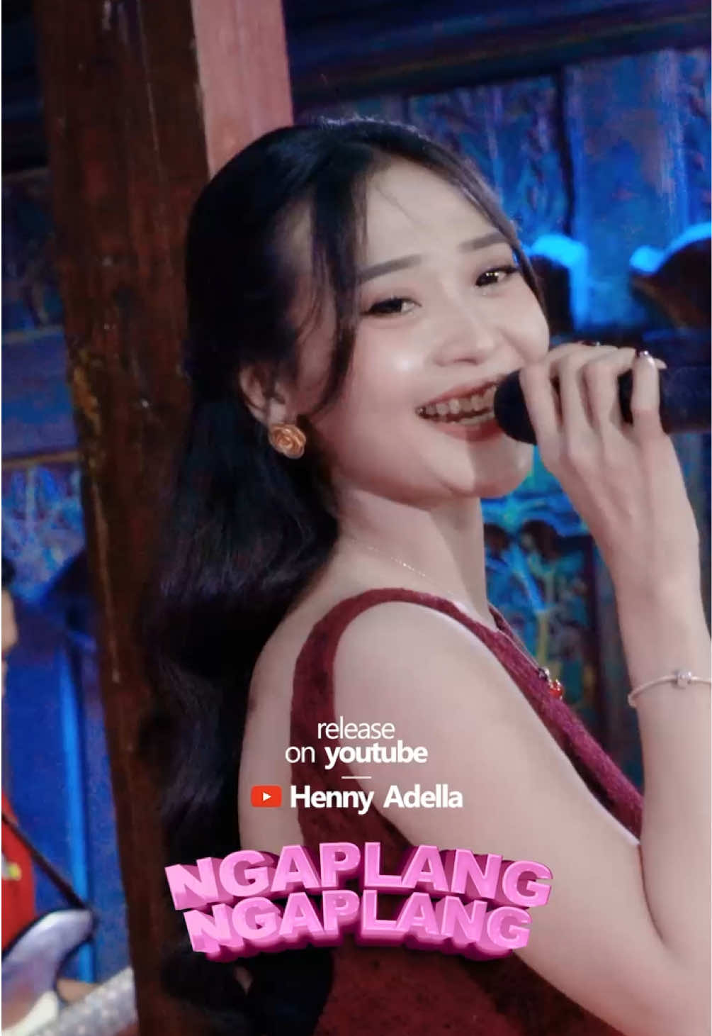 UPCOMING RELEASE ‼️ Cinta kula meng kakang Ibarate kamera.. Ng-blur meng sejene Fokuse meng senok bae.. Tambah gede tambah kenceng Cinta ibarat sinyal.. Luwih gede demene Tambah kenceng cemburune.. Title : Ngamplang Ngamplang Singer : Difarina Indra Adella Music : OM Adella @Difarina  Tayang Di Youtube Channel : HENNY ADELLA #adella #omadella #omadellaterbaru #fyp #dangdutkoplo 