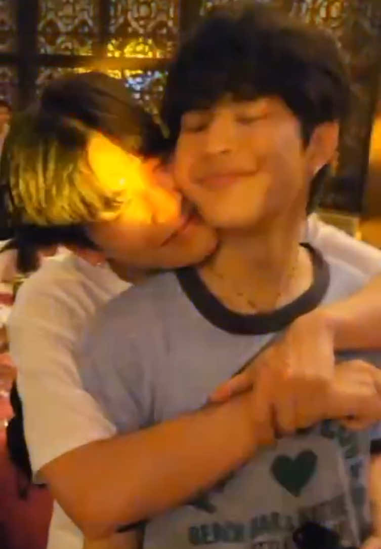 uhm… r we interrupting something..? #M#Markohmm#mmarkpkkm#markpakino#ohmtpko#ohmthipakorng#gmmtvt#thait#thaienthuมาร์คโอม 