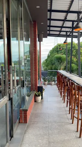 with the view 😋😋 📍jl kebraon selatan V no 1 surabaya #hiddengems #cafehitssurabaya #fyp #reggaeton 