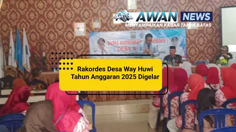 Rakordes Desa Way Huwi Tahun Anggaran 2025 Digelar Awan News, Lampung Selatan – Pemerintah Desa Way Huwi, Kecamatan Jati Agung, Kabupaten Lampung Selatan menggelar Rapat Koordinasi Desa (Rakordes) Tahun Anggaran 2025 di balai desa, Kamis, 21/08/2025. Kegiatan ini dipimpin langsung oleh Kepala Desa Way Huwi, Muhammad Yani, dan dihadiri perangkat desa, tokoh masyarakat, serta unsur lembaga desa. Rakordes bulanan ini menjadi forum evaluasi program sekaligus wadah bagi Ketua RT untuk menyampaikan aspirasi dan kendala di wilayah masing-masing. Salah satu fokus pembahasan adalah pengurusan surat-surat tanah, dengan penekanan agar setiap dokumen dicek terlebih dahulu untuk menghindari persoalan hukum maupun administrasi di masa mendatang. Dalam sambutannya, Muhammad Yani menegaskan pentingnya rakor bulanan agar pemerintah desa mengetahui langsung permasalahan di tingkat RT. Ia juga mengingatkan Kepala Dusun dan Ketua RT untuk memiliki persepsi yang sama dalam penyelesaian masalah, sehingga solusi yang diambil lebih terarah dan aspirasi masyarakat dapat terkoordinasi dengan baik. Kegiatan berlangsung tertib dengan latar spanduk bertuliskan: “Rapat Koordinasi (Rakordes) Desa Way Huwi – Kecamatan Jati Agung, Kabupaten Lampung Selatan Tahun Anggaran 2025”. Melalui forum ini, Pemerintah Desa Way Huwi berharap dapat memperkuat kerja sama, meningkatkan kualitas pelayanan publik, serta memastikan pembangunan desa berjalan sesuai kebutuhan masyarakat. ✅ Jangan lupa subscribe, follow, like & share! Ikuti terus berita inspiratif lainnya di platform resmi media sosial kami di YouTube, Instagram, TikTok, Facebook Awan News, portal resmi website berita Awan News: https://awannews.id/, dan saluran resmi WhatsApp kami: https://whatsapp.com/channel/0029VbB1gqJKAwEuVdEdEq0L