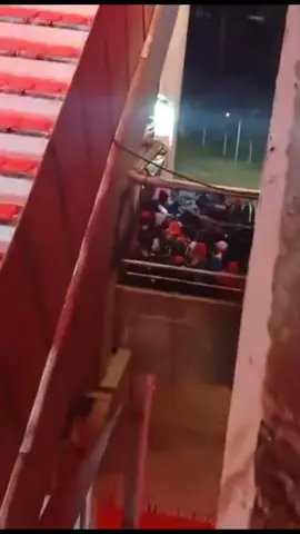 la Barra de Independiente rompiendo la puerta para entrar.  Gravísimos incidentes y cancelacion del partido en #Avellaneda  #chile #udechile #colocolo #futbol 
