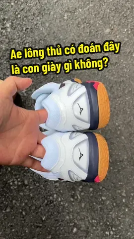 Giày cầu lông mizuno wave fang pro có thể gọi là mẫu giày cầu lông cao cấp nhất của nhà mizuno ở thời điểm hiện tại. Thông thường tất cả giày cầu lông các hãng chỉ sử dụng da nhân tạo, nhưng với mizuno wave fang pro thì hãng đã ưu ái với chất liệu da tự nhiên. Cho cảm giác ôm sát và đàn hồi dễ chịu khi mang chơi thể thao. #tmosport #mizuno #wavefangpro #caulong 