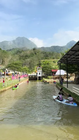 Dia fikir hanya sekadar permainan, tapi selepas bermain kayak, indahnya gunung yang terbentang jadi hadiah yang tidak ternilai.” Rm10 dewasa rm5 kanak2 #denaikabus #gunungkerunai 