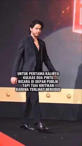 Pertama kalinya aryan ngomong depan publik dan tuai kritikan netizen india karena di anggap ga siap dan gugup, ya maklum ya dia kan introvert #bollywood 