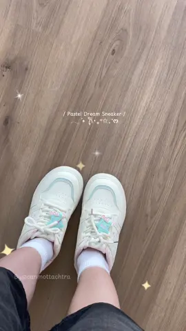 Quá là xinh với đôi giày thể thao phối màu pastel với charm nè. Kiểu mộng mơ dễ thương lắm ấy. Phối đồ mang đi học hay đi chơi cũng xinh cả nè, cũng hợp ví học sinh luôn nha #trending #xuhuong #canmottachtra #giayxinh #giaythethao 