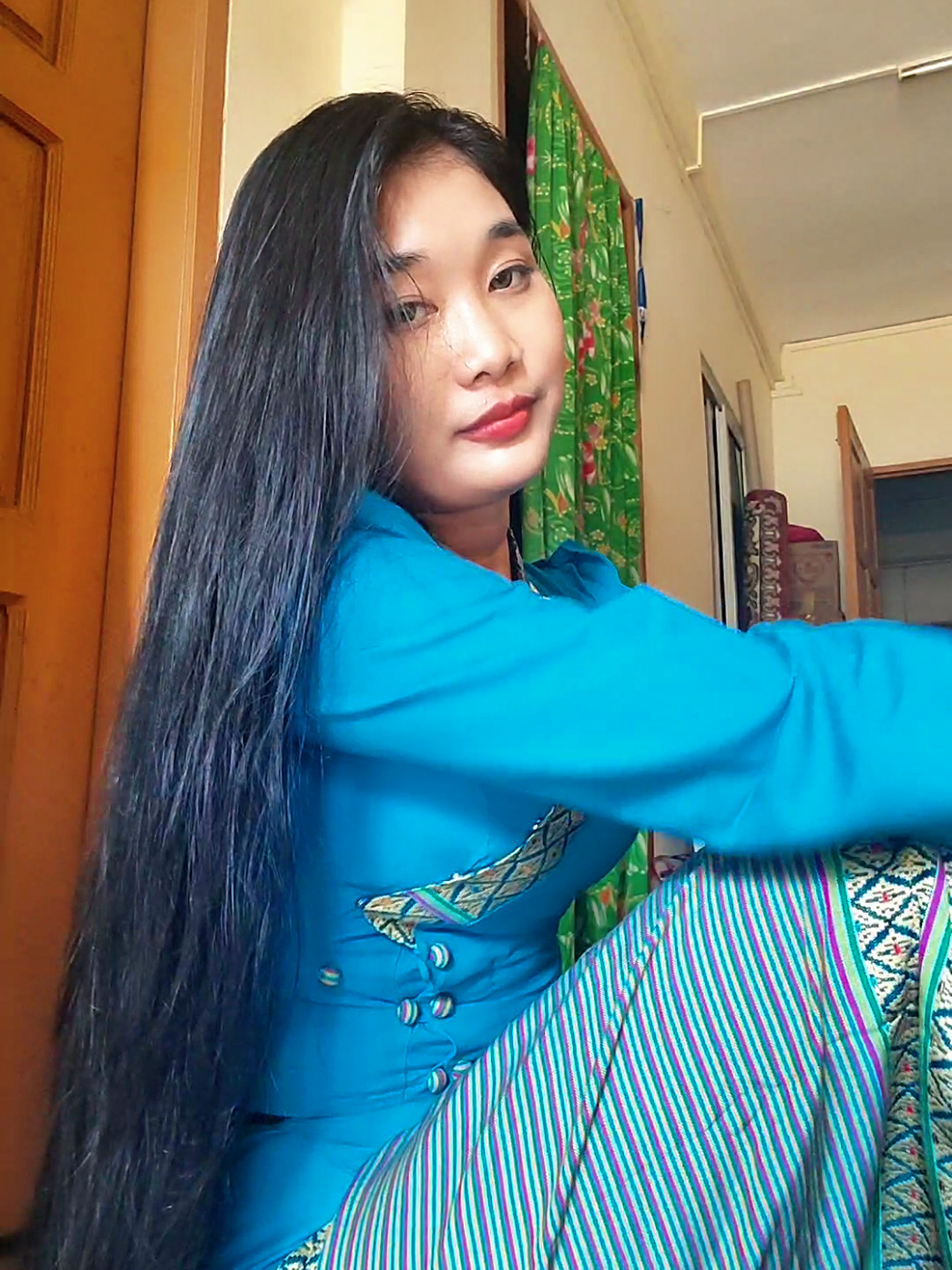 hair is haring 😆#fyp #longhair #extremelonghair #burmesegirl #hair 