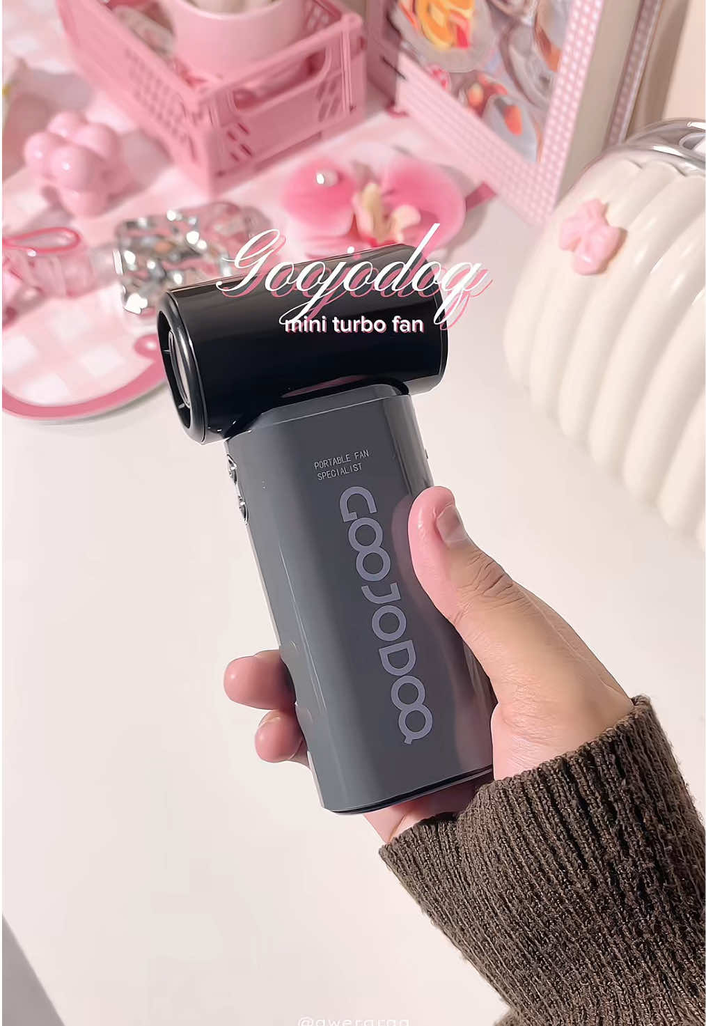 this little hand fan is my new bestie everywhere 😍 travel friendly, super strong wind & long lasting battery🔋 #kipasanginmini #kipasportable #portablefan #goojodoq #minifan 