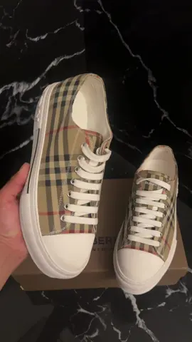 Burberry❤️ #giftideas #designer #luxury #giftguideforher #designershoes #coquette #burberry #fashioninspo #burberryher #burberrytb #belicones😈📿☘️ #alucines📿🧿🙈 