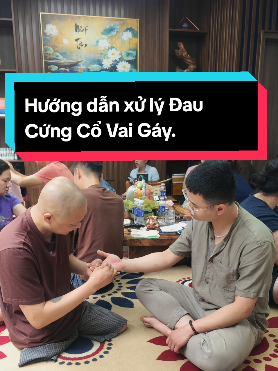 Hướng dẫn xử lý Đau Cứng Cổ Vai Gáy. Tình trạng này dẫn đến việc đau đầu và trong người rất khó chịu. #yhoccotruyen #daucovaigay #bamhuyet #tetay #hatrinh 