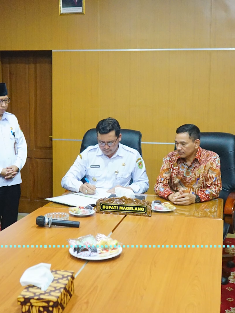 Pemerintah Kabupaten Magelang resmi menetapkan Peraturan Daerah No. 8 Tahun 2025 tentang Rencana Pembangunan Jangka Meningah Daerah atau RPJMD Tahun 2025-2029. Bupati Kabupaten Magelang menegaskan, RPJMD merupakan dokumen strategis yang menjadi pedoman arah pembangunan daerah selama 5 tahun ke depan dan menjadi komitmen bersama untuk mewujudkan Magelang Anyar Gres. Sebuah visi besar agar Kabupaten Magelang menjadi daerah yang aman, nyaman, religius, unggul, dan sejahtera. #radiofastfmmagelang #magelang #berita