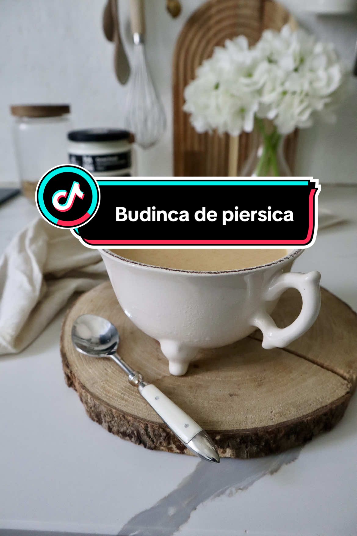🍑 Budincă răcoritoare de fructe 🍑 Un desert simplu, ușor și fără zahăr adăugat ✨ 📋 Ai nevoie de: 	•	2 piersici 🍑 (sau fructele tale preferate) 	•	1 plic gelatină 🌿 	•	100 ml apă rece ❄️ 	•	50 ml apă călduță 💧 	•	150 g iaurt cremos 🥄 👩‍🍳 Cum se face: 1️⃣ Hidratează gelatina în apa rece timp de 10 min. 2️⃣ Dizolv-o în apa călduță (nu fierbinte). 3️⃣ Pasează piersicile 🍑, adaugă iaurtul și gelatina. 4️⃣ Gustă – dacă vrei mai dulce, pune puțină miere 🍯 sau sirop de agave 🌸. 5️⃣ Toarnă compoziția în boluri și lasă la frigider 3-4 ore ❄️. ➡️ Și gata! O budincă ușoară, fresh și fără zahăr 🙌💛 #retetenoastra #viral #oanastoicablog #meniuldesaptamana #gatitacasa #retetetraditionale #gusturidecopilarie 