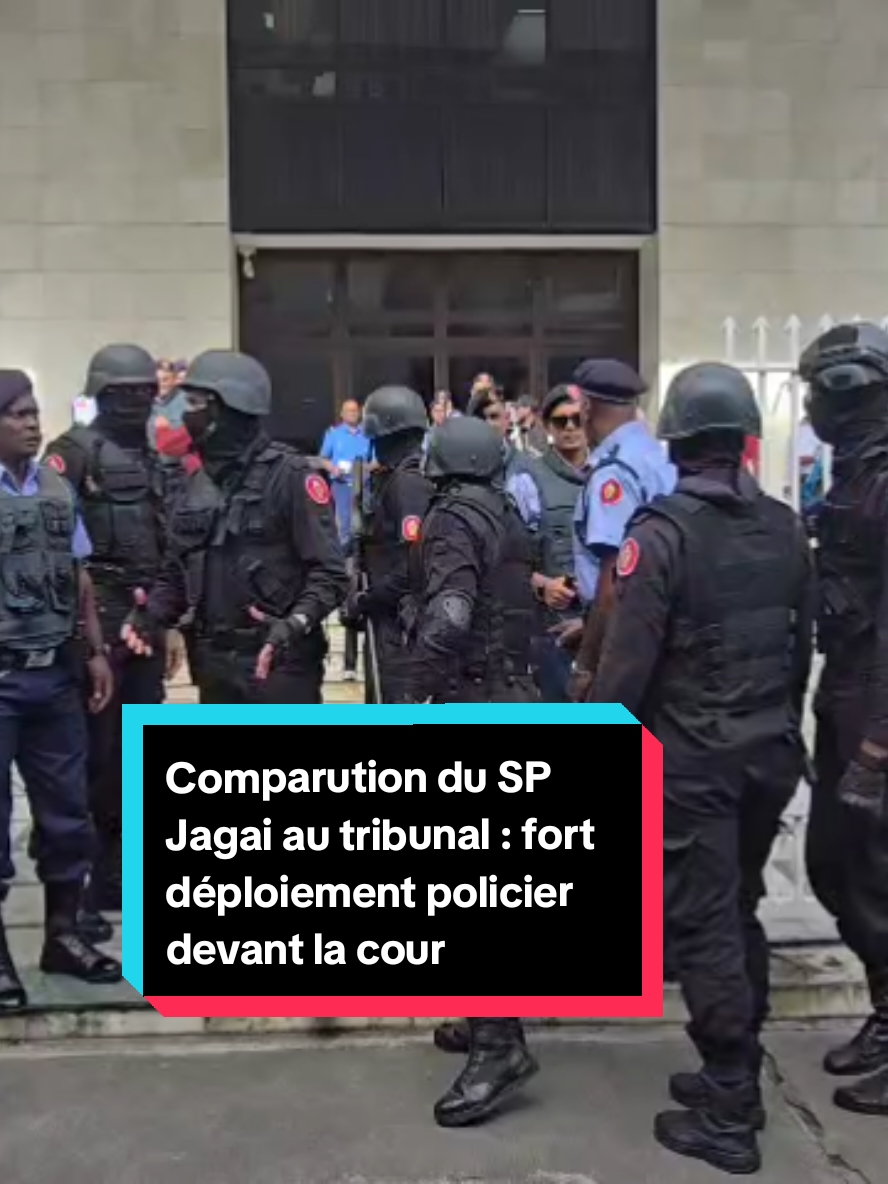 Comparution du SP Jagai au tribunal : fort déploiement policier devant la cour Une forte mobilisation policière était observée ce jeudi 21 août devant le tribunal de Port-Louis. Le SP Ashik Jagai comparaît actuellement devant la cour. Portant un casque et un gilet pare-balles, le haut gradé a esquissé un sourire à son arrivée, sous une escorte policière imposante comprenant, entre autres, des commandos du Groupement d’Intervention de la Police Mauricienne, armés jusqu’aux dents. Le SP Jagai était resté en détention et a été reconduit en cellule policière, les enquêteurs de la Financial Crimes Commission (FCC) ayant objecté à sa remise en liberté la semaine dernière. Trois accusations provisoires de « Public Official Using Office for Gratification » ont été retenues contre lui. Ce haut gradé de la police a été arrêté par la FCC à l’issue d’un interrogatoire sous avertissement, dans le cadre de l’enquête sur l’affaire « Reward Money ». Ashik Jagai est soupçonné d’avoir autorisé un surpaiement de plus de Rs 17 millions dans le cadre du programme « Reward Money », un fonds destiné aux informateurs de la police, alors que seuls Rs 292 300 étaient effectivement justifiées.#defimedia 