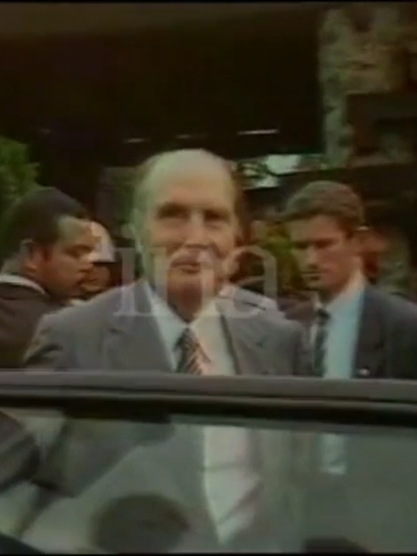 Kunjungan Presiden Prancis François Mitterrand di ITB (1986) Sebuah penggalan dari cuplikan video/liputan berita yang memberitakan suasana lawatan Kunjungan Presiden Prancis, François Mitterrand beserta rombongan di Institut Teknologi Bandung sewaktu lawatannya ke Indonesia selama tiga hari. Tanggal tayang: 17 September 1986 Produksi/Video: Antenne 2 Acara/Liputan Berita: Antenne 2 Le Journal de 20h Sumber: INA Peringatan: Penggalan cuplikan video/liputan berita ini bukan milik admin, hak cipta admin serahkan kepada empunya. Postingan ini hanya untuk keperluan sejarah, tidak bermaksud mencari kepentingan tertentu. #françoismitterrand #lawatan #kunjungan #ordebaru #1986 